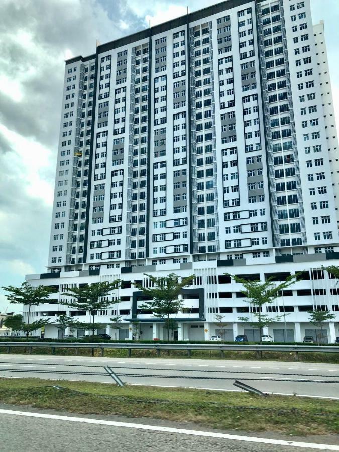 Meridin Bayvue Serviced Apt Kampong Kuala Masai Екстериор снимка